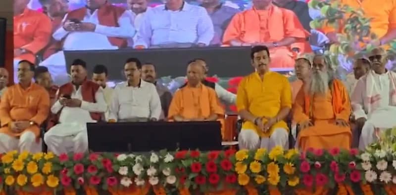 গোরক্ষপুরে পৌঁছলেন উত্তরপ্রদেশের মুখ্যমন্ত্রী যোগী আদিত্যনাথ