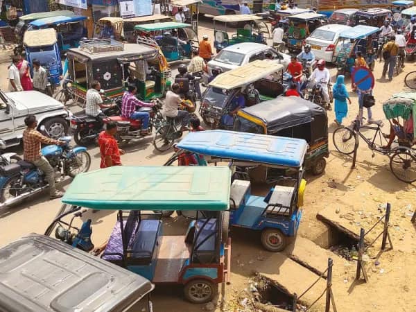 দুর্গাপুজোর আগে টোটোর দাপট, চিন্তা ইংলিশবাজারে