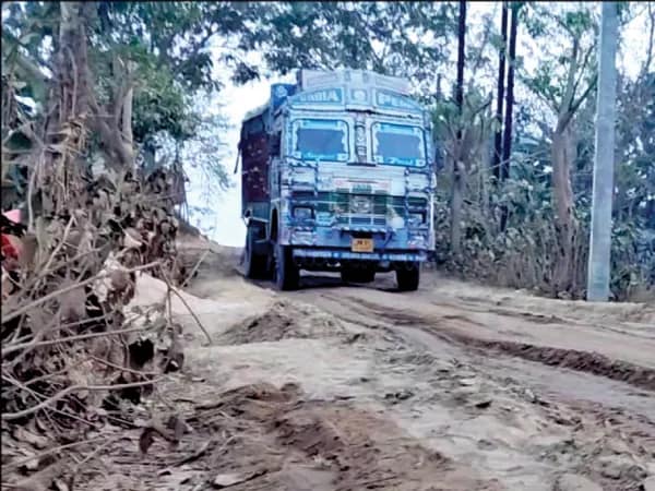বড়ঞায় বালির খাদানে গাড়ির চলাচলে ভেঙে চুরমার সড়ক