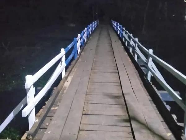 এখনও কাঠের সেতুই ভরসা মগরার&nbsp; পাম্প কলোনির বাসিন্দাদের, ক্ষোভ