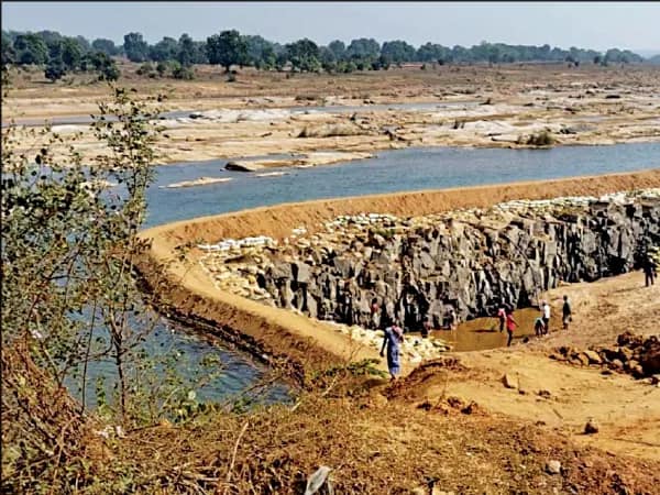 গুপ্ত পাচামিতে দেদার লুট দামি কালো পাথর