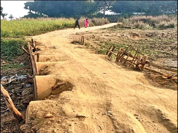 কাটোয়ার চাণ্ডুলি-ঘোড়ানাশ গ্রামে ব্রাহ্মণী নদীর উপর স্থায়ী সেতুর দাবি বাসিন্দাদের