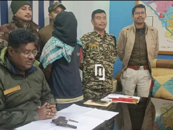 গাঁজাখোর পাগলের বেশে ঘোরাফেরা, সুযোগ বুঝেই অস্ত্রের হাতবদল মজনুর