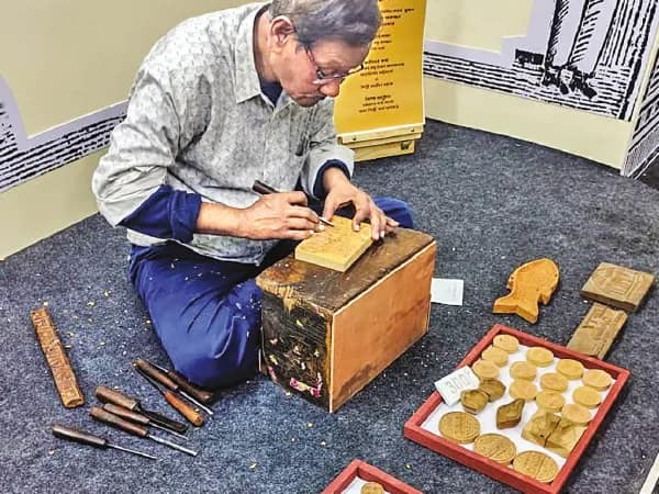 বইমেলায় &lsquo;বটতলা&rsquo;! কাঠের গায়ে বাটালি-হাতুড়ির স্পর্শে মাছ-প্রজাপতি ফুটিয়ে তুলছেন শিল্পী উজ্জ্বল
