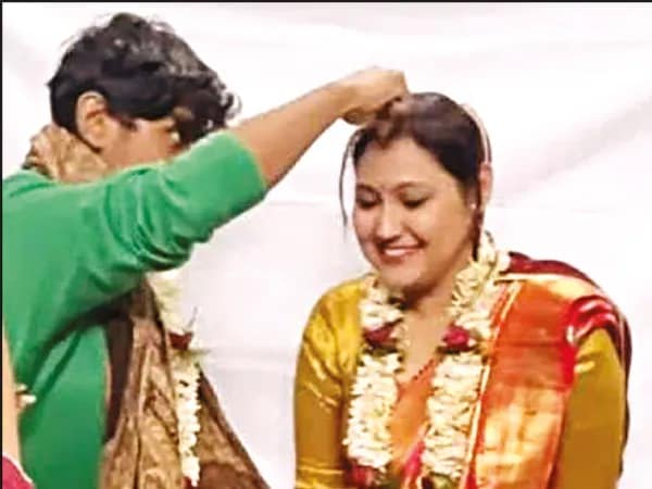 ক্লাসরুমেই ছাত্রকে &lsquo;বিয়ে&rsquo; বিভাগীয় প্রধানের!&nbsp;