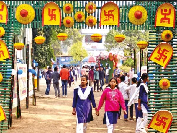 বিদ্যালয়ে &lsquo;প্রাণের মেলা&rsquo;য় খাবারের স্টল দিল পড়ুয়ারা