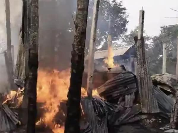 মাথাভাঙায় আগুনে ভস্মীভূত বাড়ি, অকুস্থলে দমকল