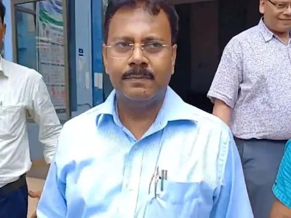 সন্দীপ ঘোষের বিরুদ্ধে মামলা চালানোর সরকারি অনুমোদন নিয়ে অন্ধকারে কোর্ট!&nbsp;