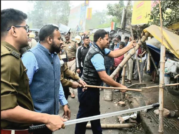 ফুটপাত দখলমুক্ত করতে অভিযান বহরমপুর শহরে
