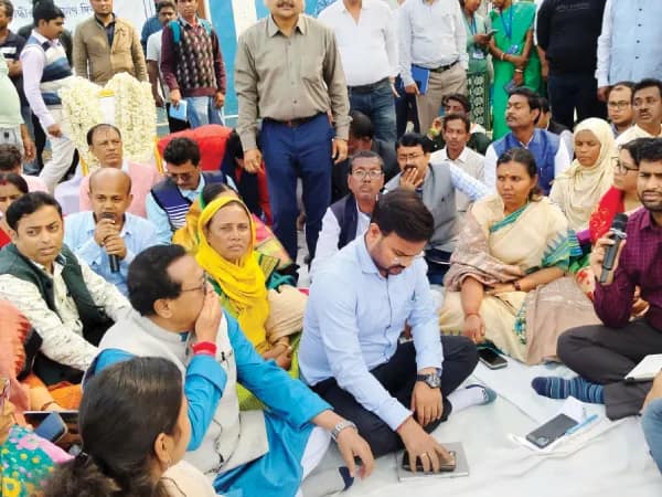 আরামবাগে পাড়া বৈঠক ডিএমের, স্কুলের পোশাক নিয়ে অভিযোগ&nbsp;