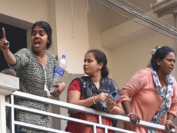 বিক্ষোভের জেরে ট্যাংরায় বন্ধ বেআইনি বহুতল ভাঙার কাজ