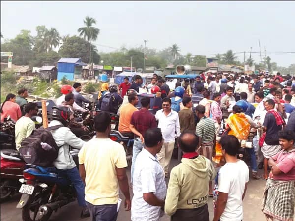 দাসপুরে ব্রিজ দিয়ে ভারী যান চলাচলে নিষেধাজ্ঞা প্রত্যাহারের দাবি, অবরোধ
&nbsp;