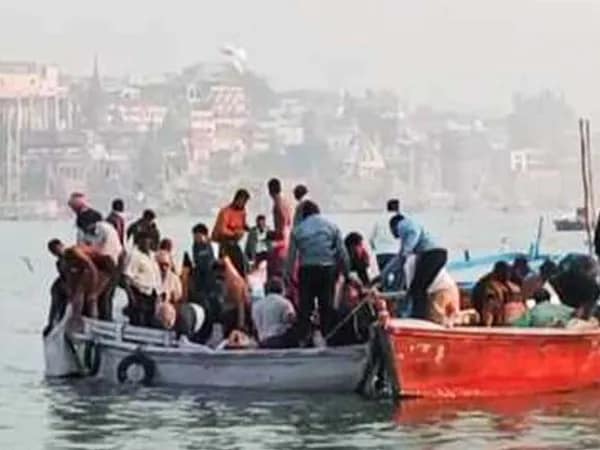 বারাণসীতে মাঝ গঙ্গায় দু&rsquo;টি নৌকার সংঘর্ষ, ৬০ জন যাত্রী নিয়ে উল্টে গেল একটি নৌকা