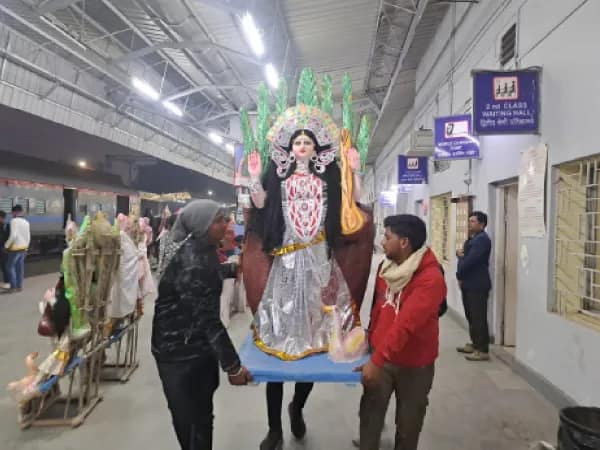 ট্রেনে বিহারে &lsquo;পাড়ি&rsquo; রায়গঞ্জের সরস্বতী প্রতিমার&nbsp;