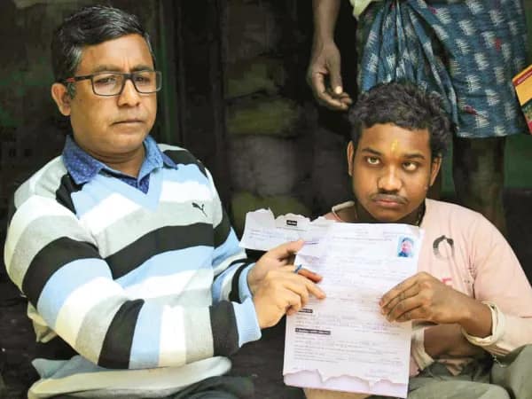 দুয়ারে সরকারের পরিষেবা দিতে বিশেষ চাহিদা সম্পন্ন চাষির বাড়িতে আধিকারিক