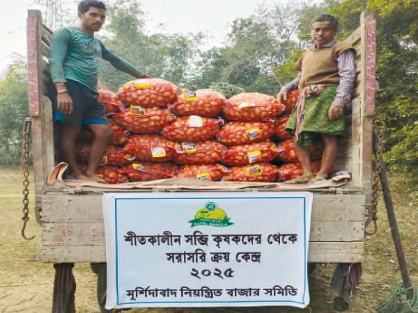 চাষিদের সাহায্যার্থে সরাসরি আলু কিনছে প্রশাসন, বিক্রি হচ্ছে সুফল বাংলা স্টলে