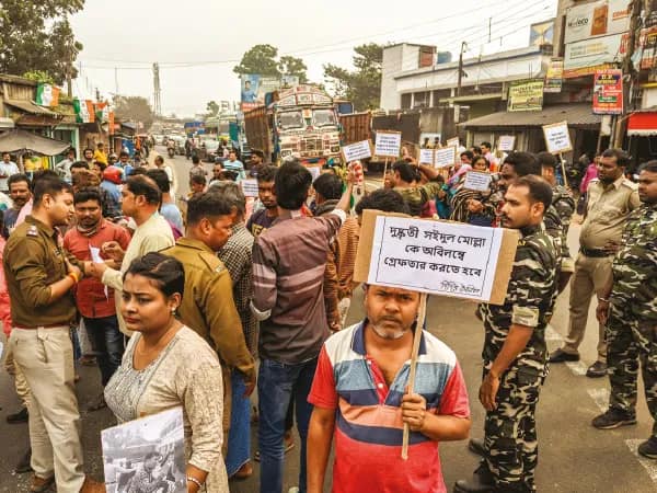 দুয়ারে সরকার ক্যাম্পে গোষ্ঠীদ্বন্দ্ব,&nbsp; অভিযুক্তদের শাস্তি চেয়ে অবরোধ