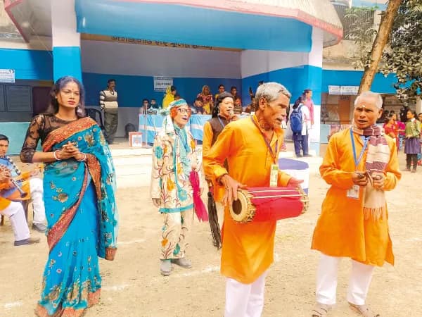 দুয়ারে সরকারের শিবির মাতাচ্ছে &lsquo;নাটুয়া&rsquo; গান&nbsp;
&nbsp;