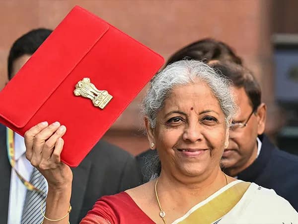 &lsquo;বিহারমুখী&rsquo; নির্মলার বাজেটে আয়কর ছাড়ের ঊর্ধ্বসীমা বেড়ে ১২ লক্ষ টাকা