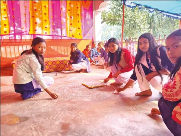একসঙ্গে সরস্বতী পুজোর আলপনা আঁকল আলমিনা, শ্রাবণীরা