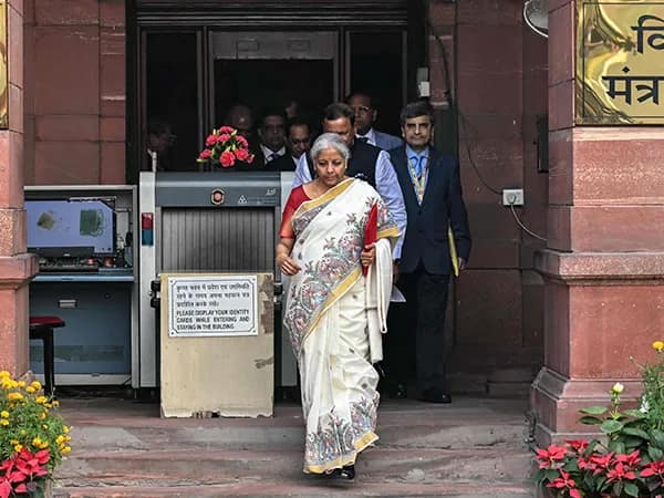 পরনে দুলহারির মধুবনী শাড়ি, &lsquo;ভোট-বার্তা&rsquo; নির্মলার