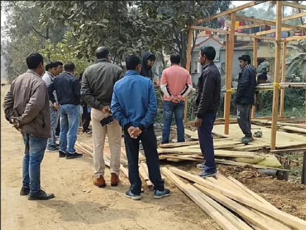বালুরঘাটের ডাঙ্গিতে দাঁড়িয়ে থেকে জমি খালি ভূমিকর্তার