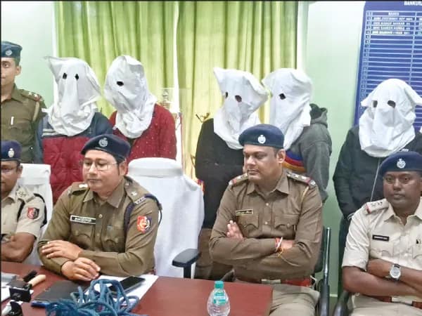 গোরু পাচারের অভিযোগে ধৃত পাঁচ, উদ্ধার আগ্নেয়াস্ত্র সহ ৫টি গবাদি পশু