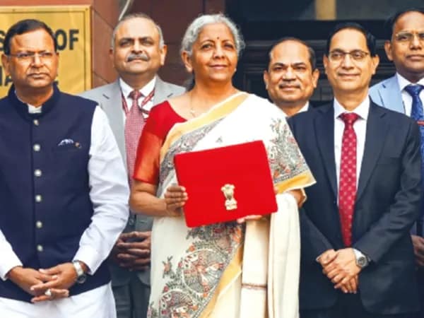 বাজেট ২০২৫: বিষিয়ে ওঠা ক্ষতে স্টিকিং প্লাস্টার লাগানোর চেষ্টা
প্রবীরেন্দ্র চট্টোপাধ্যায়