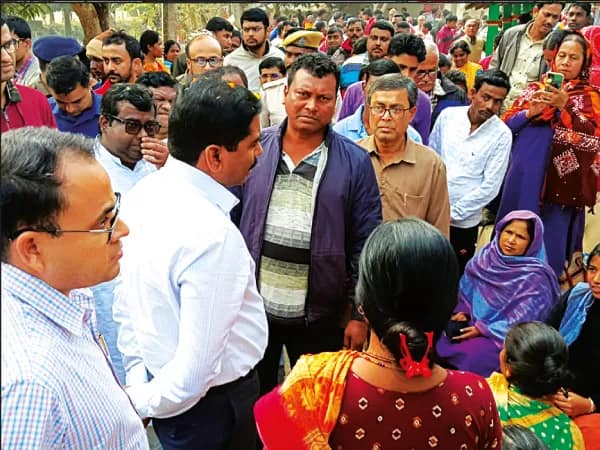 বিশেষ শিবির পরিদর্শনে জেলাশাসক, রাস্তা-জলের সমস্যা জানালেন বাসিন্দারা