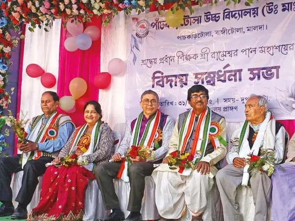 প্রধান শিক্ষকের অবসরে পাঁচকরিটোলা উচ্চ বিদ্যালয়ের শিক্ষক ও পড়ুয়াদের মন খারাপ