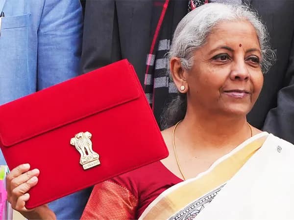 ১২ লক্ষ পর্যন্ত আয়ে কর শূন্য, মূল্যবৃদ্ধি নিয়ন্ত্রণ ও কর্মসংস্থানের দিশা নিয়ে নীরব নির্মলা