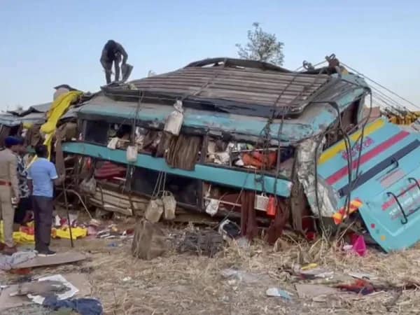 গুজরাতে পথ দুর্ঘটনা, খাদে গিয়ে পড়ল পুণ্যার্থীবোঝাই বাস, মৃত অন্তত ৫