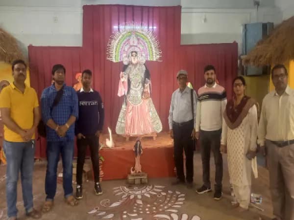 ছৌ-এর সাজে সরস্বতী, এমএম হাইস্কুল যেন একটুকরো চড়িদা