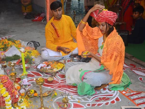 অশোকনগরে ছাত্রী, হরিণঘাটায় শিক্ষিকা সরস্বতী আরাধনায় মহিলা পুরোহিত