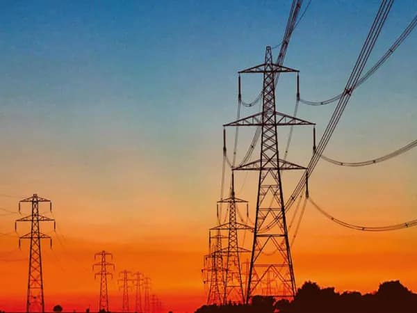 ঘাটালে বিদ্যুতের হাইটেনশন লাইন ঘেঁষে দেদার চলছে বাড়ি নির্মাণ, দুর্ঘটনার শঙ্কা
