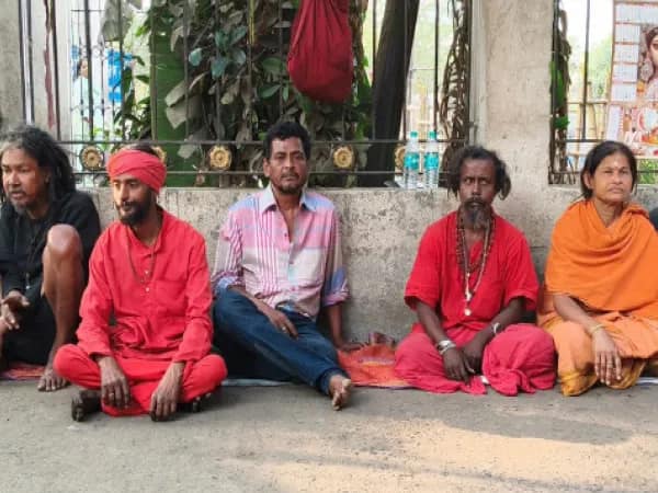 বঙ্গ বিজেপির প্রাক্তন &lsquo;দাপুটে স্বাস্থ্য নেতা&rsquo; এখন ভিক্ষা করেন তারাপীঠে