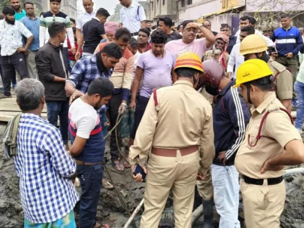 ম্যানহোলে বিষাক্ত গ্যাসে দমবন্ধ হয়ে মৃত ৩ শ্রমিক