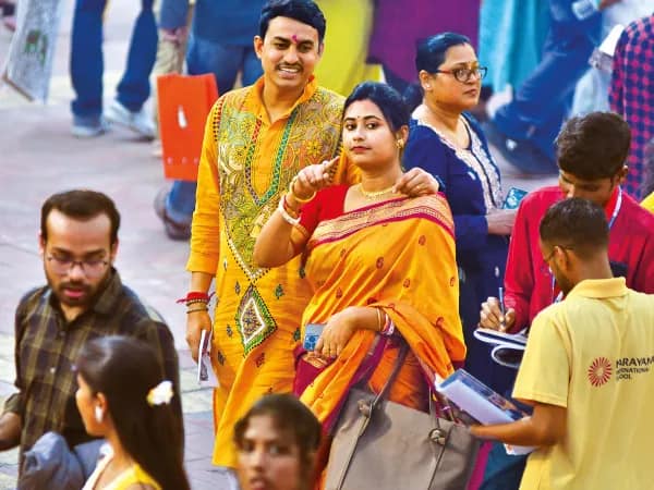 বাঙালির প্রেম দিবসে উপচে পড়ল ভিড়, হলুদ পাঞ্জাবি-শাড়িতে &lsquo;রঙিন&rsquo; বইমেলা প্রাঙ্গণ