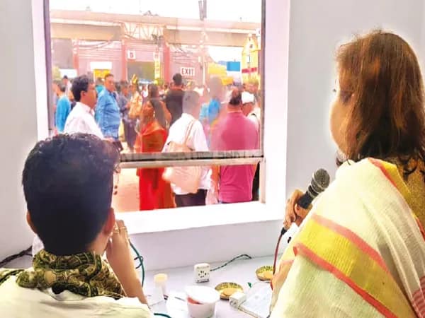 তিন নিখোঁজকে প্রিয়জনের সঙ্গে মিলিয়ে&nbsp; &nbsp;দিয়ে বইমেলার নেপথ্য নায়ক দুই ঘোষক