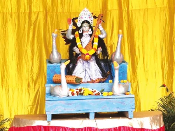 মদনমোহন মন্দিরে রাজআমলের ঐতিহ্য মেনে মহাসরস্বতী পুজোর আয়োজন, হল পায়রা বলি