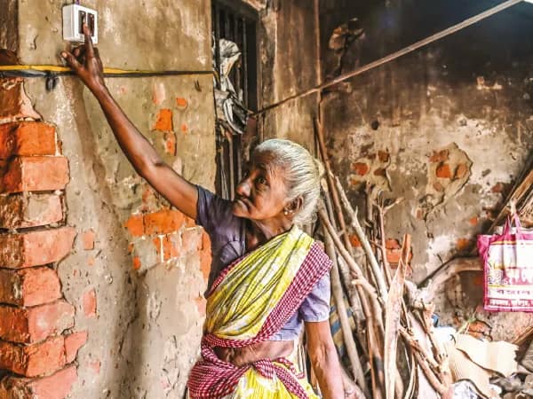 ৫৮ বছরে শাপমুক্তি! শান্তিপুরে ৩ দিনেই মিলল বিদ্যুতের আলো, মমতার দুয়ারে সরকারে মুগ্ধ লক্ষ্মীতলা পাড়া