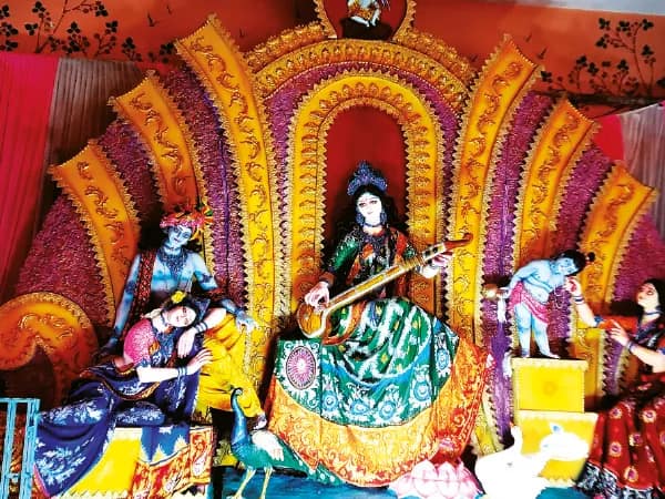 সরস্বতী মণ্ডপ ও প্রতিমা দর্শনে কালনায় জনজোয়ার