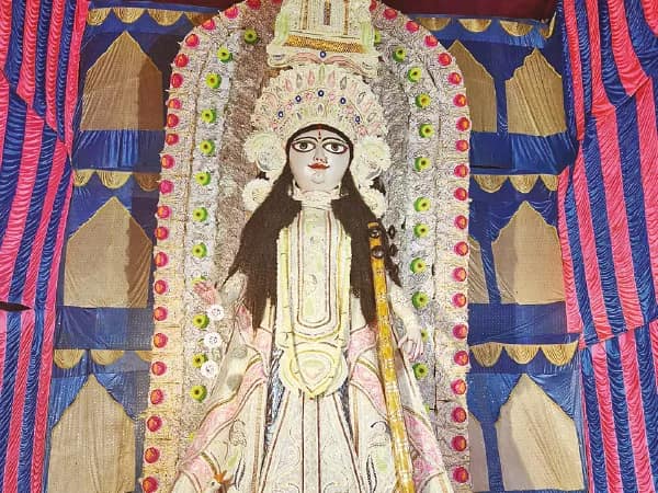 ৩৫ ফুটের সরস্বতী প্রতিমা গড়ে তাক লাগাল লাভপুরের পলসা নয়া যুব সঙ্ঘ