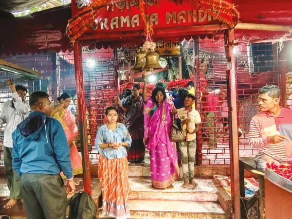 নবদ্বীপে বসন্ত পঞ্চমীতে নীল সরস্বতী রূপে পূজিত দেবী পোড়ামা