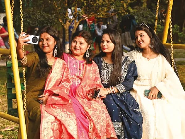 বাগদেবীর পুজোর অঞ্জলির পর পার্ক, রেস্তরাঁয় ভিড়