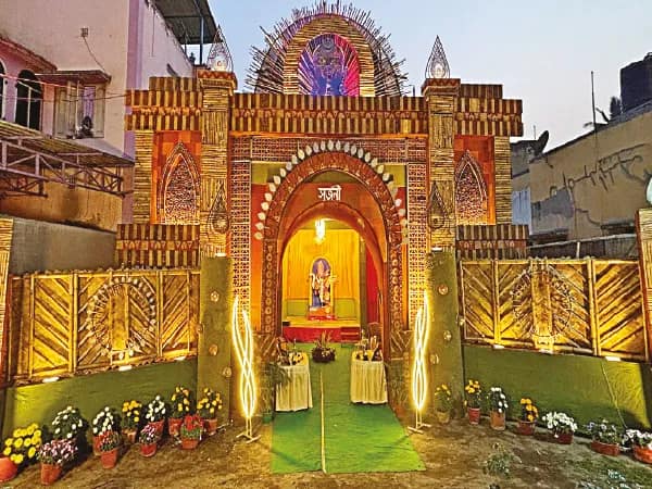 বার্নপুর শাস্ত্রিনগর সৃজনী ক্লাবের সরস্বতী পুজোর থিম জ্ঞান তোরণ