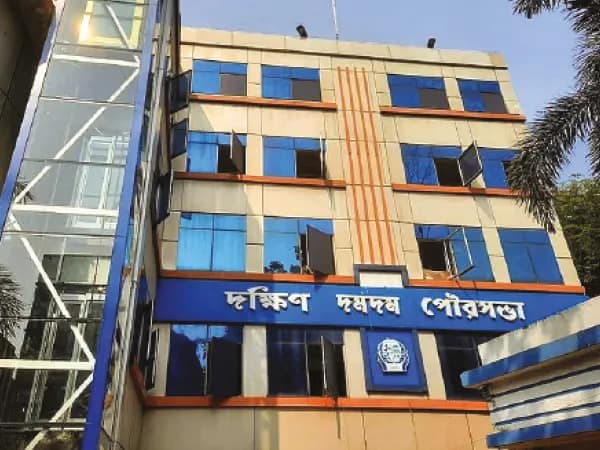 দক্ষিণ দমদমে বেশিরভাগ হোর্ডিং বেআইনি, অবৈধ কারবার ঠেকাতে বসবে কিউআর কোড
