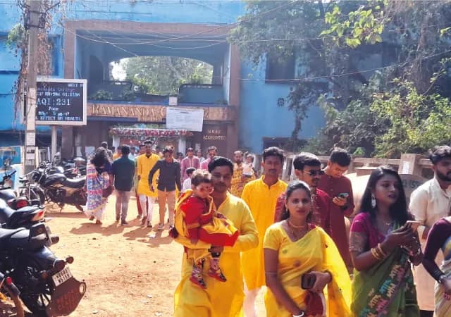 কলেজের একশো মিটার রাস্তা কাঁচা, ধুলোয় ভরল বাসন্তী শাড়ি