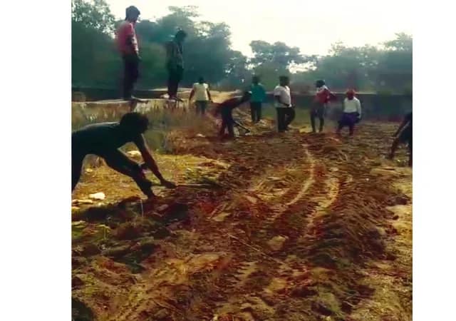 পুরুলিয়ায় রাস্তা সংস্কারে নামলেন এলাকাবাসীরাই