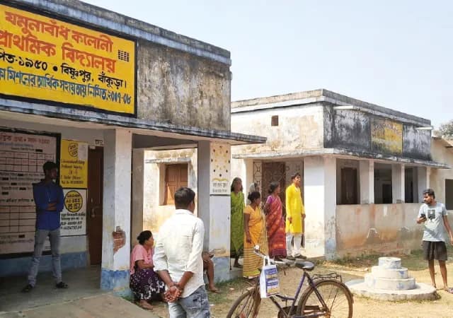 সরস্বতী পুজো না হওয়ায় বিষ্ণুপুরের স্কুলে বিক্ষোভ